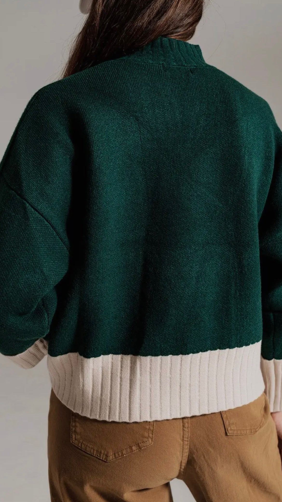 Pull vert avec poignets côtelés blanc